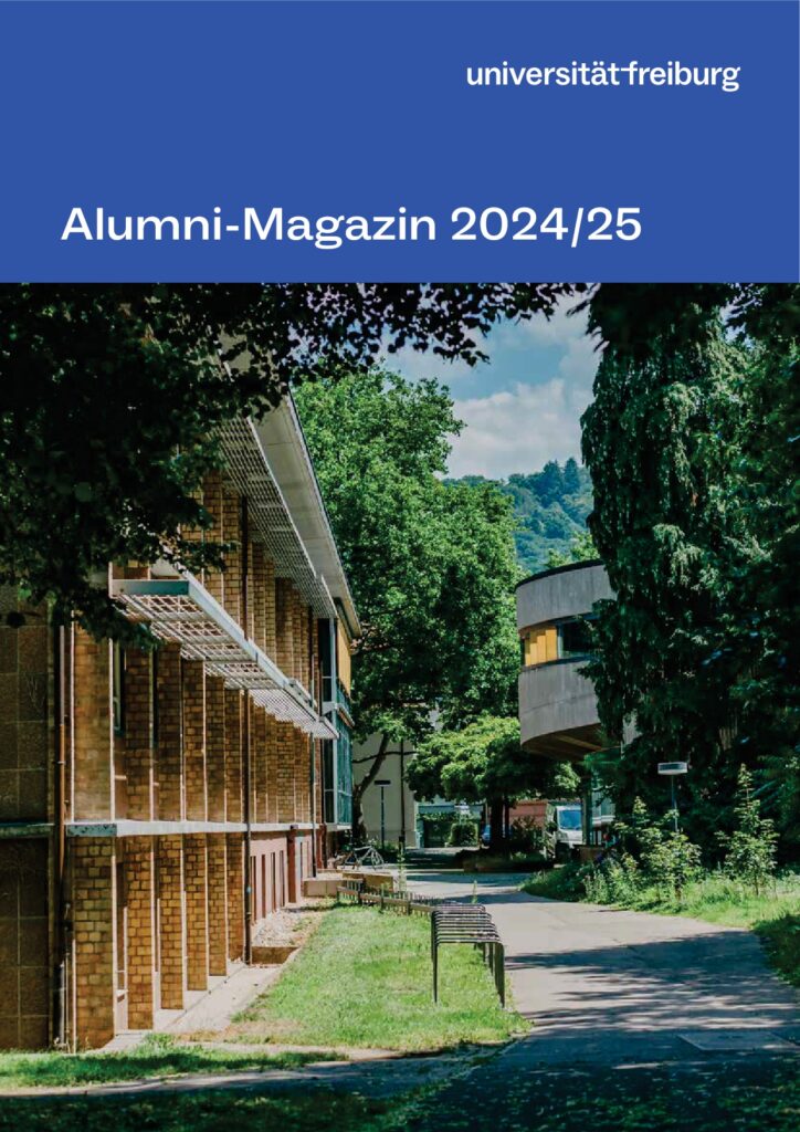 Ansicht eines Universitätsgebäudes mit dem Schwarzwald als Hintergrund