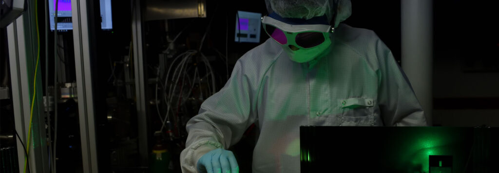 Forscher in einem Laserlabor