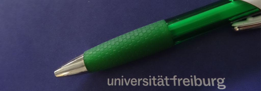 Kugelschreiber auf einer Konferenzmappe der Universität Freiburg