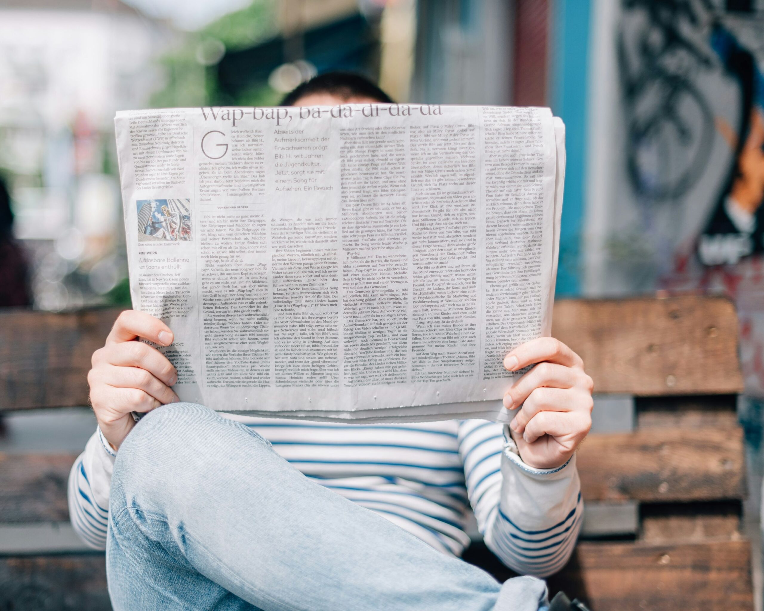 Symbolbild: Zeitungsleser:in