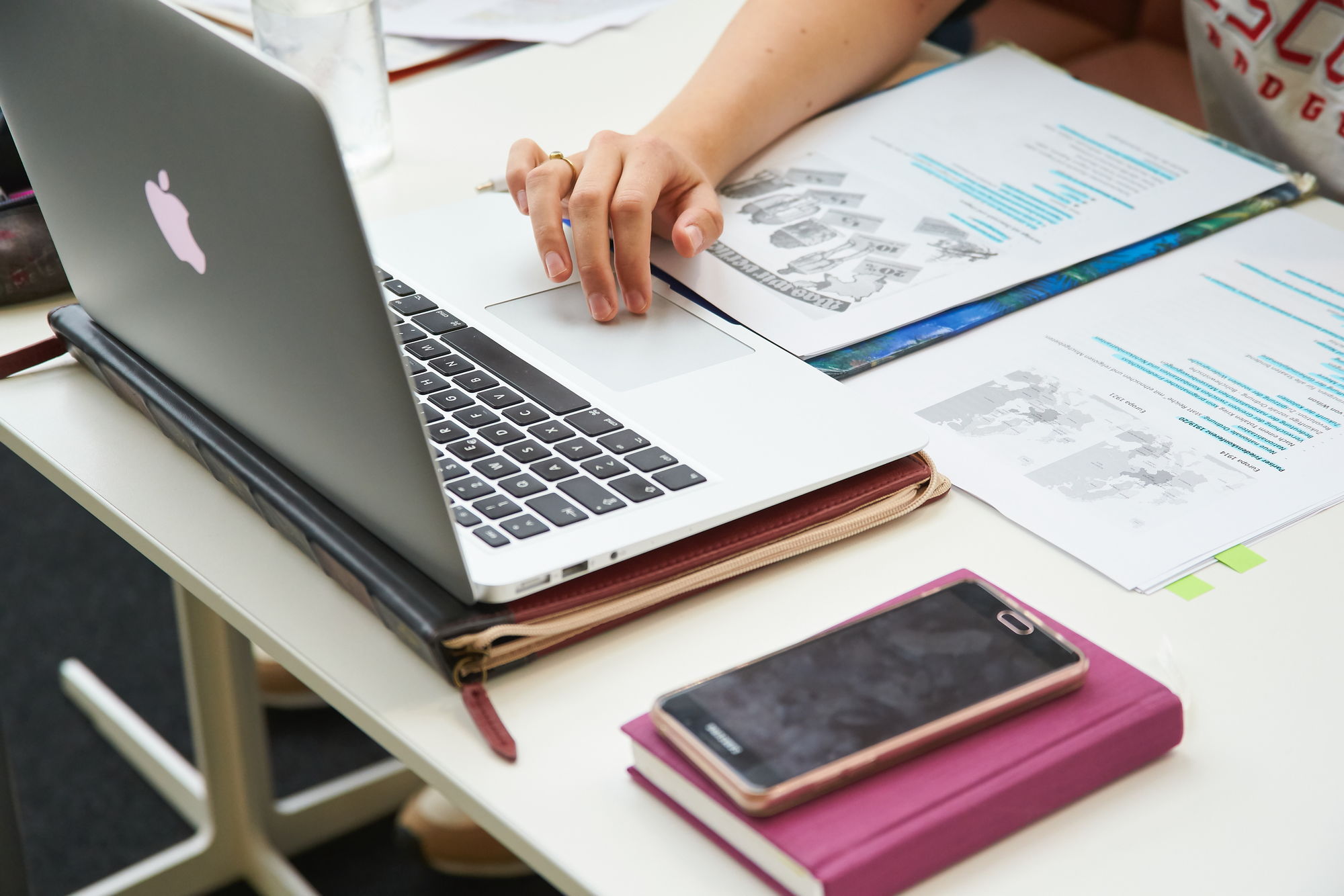Studierende lernen in der UB