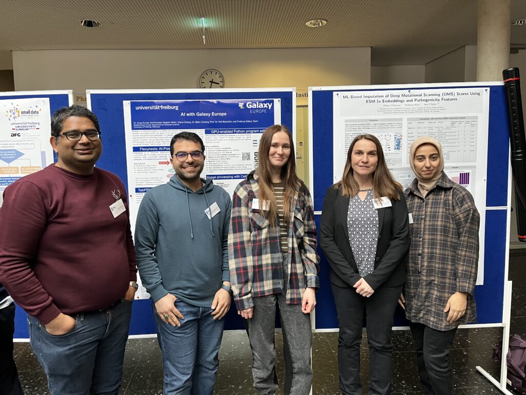 Das Team steht bei der Veranstaltung vor seinem Poster
