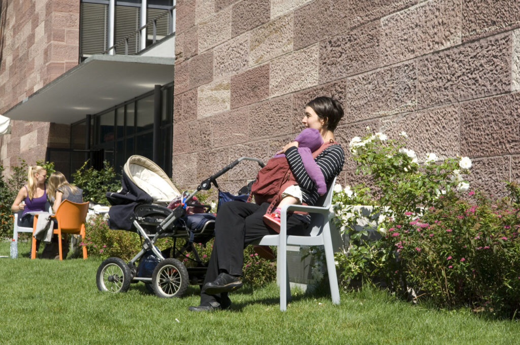 Eine junge Frau mit Baby auf dem Arm