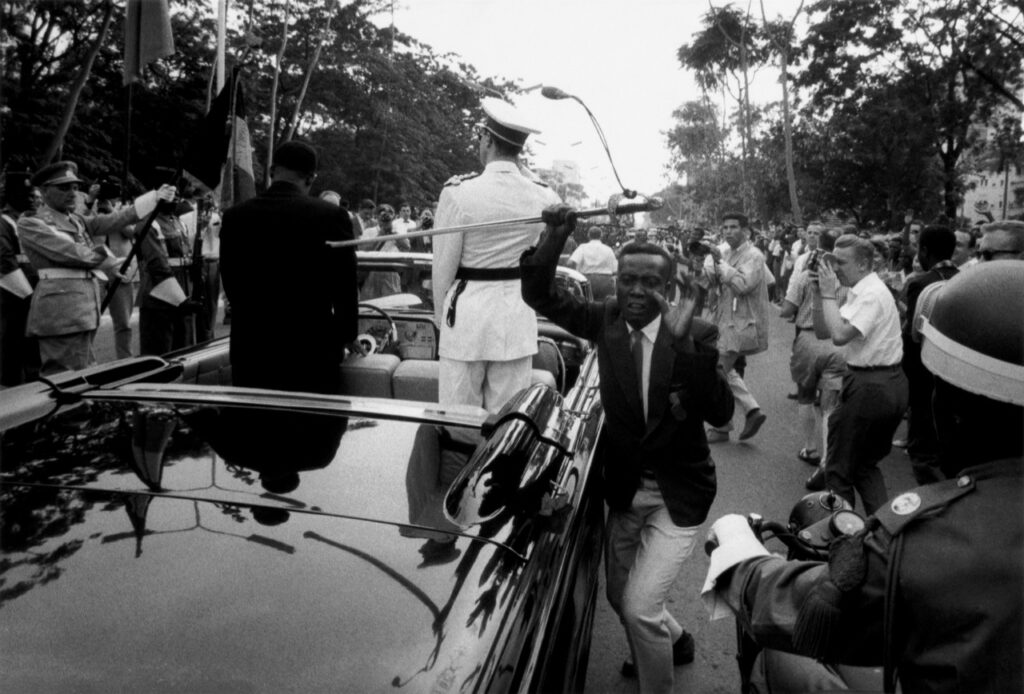 Ein junge Kongolesen ergreift bei den Unabhängigkeitsfeiern des Kongos den Degen des belgischen Königs Baudouin, Leopoldville 1960