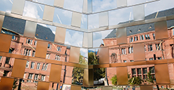 Spiegelung des Universitätsgebäude in der Fassade der Universitätsbibliothek