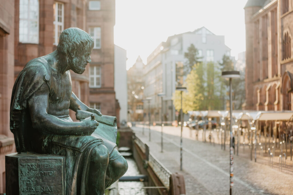 Statue von Aristoteles vor dem KGI der Universität Freiburg.