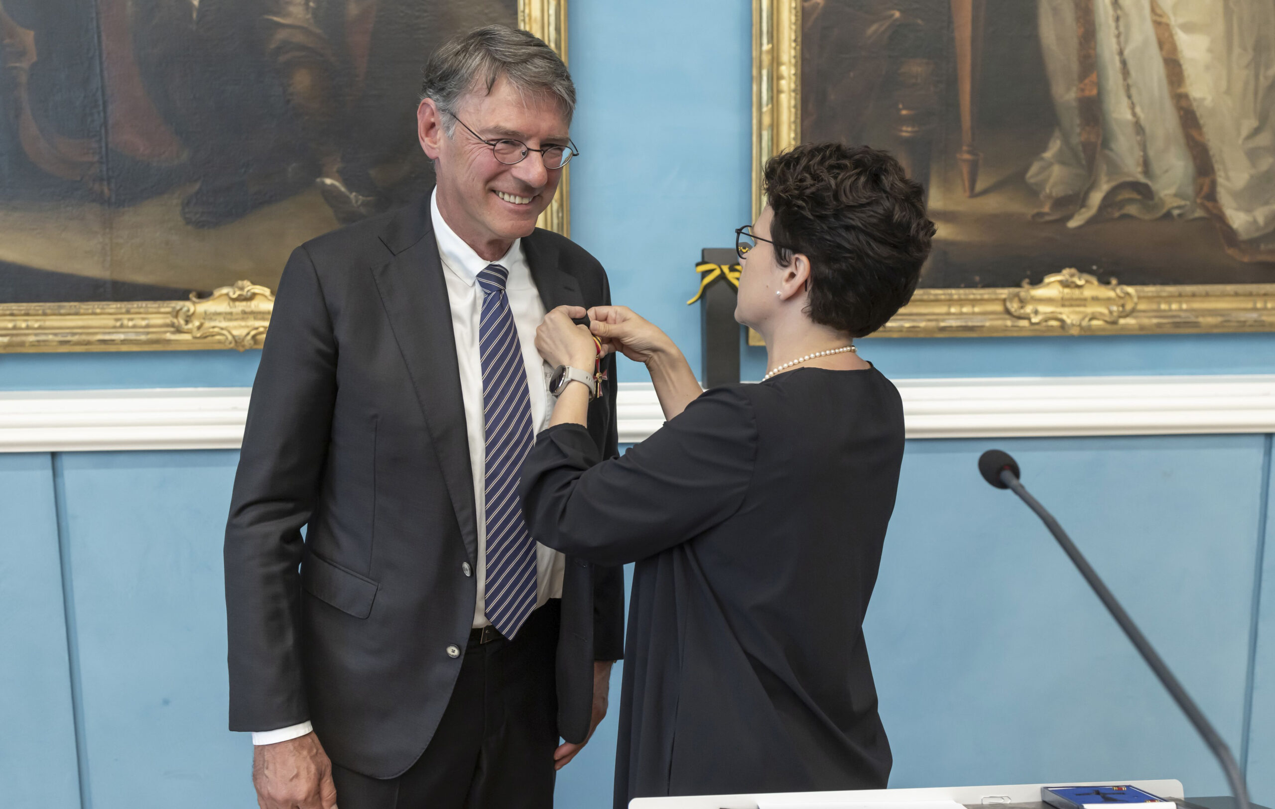 Marion Gentges, Minister of Justice of the State of Baden-Württemberg, Member of the federal state parliament, presents Prof. Dr. Dr. h.c. Friedhelm Beyersdorf the Federal Cross of Merit. Photo: Jürgen Gocke / University of Freiburg