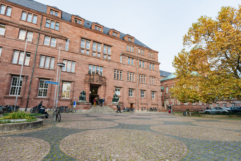 Das Foto zeigt das Kollegiengebäude1 der Universität Freiburg