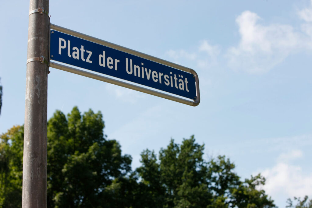 Straßenschild "Platz der Universität