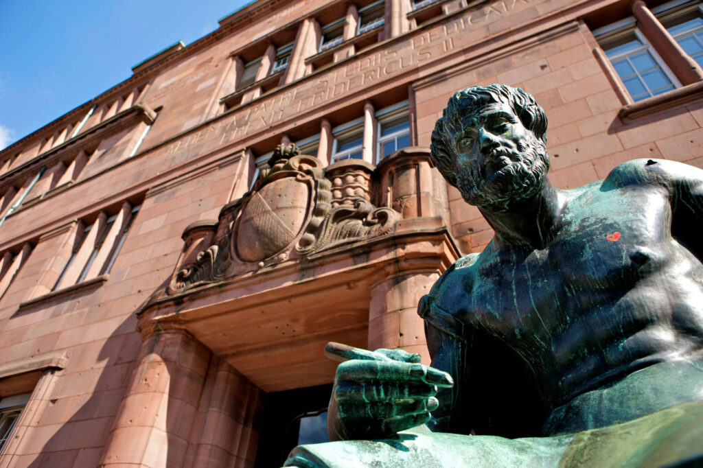 Die Statue von Aristoteles vor dem Kollegiengebäude I.