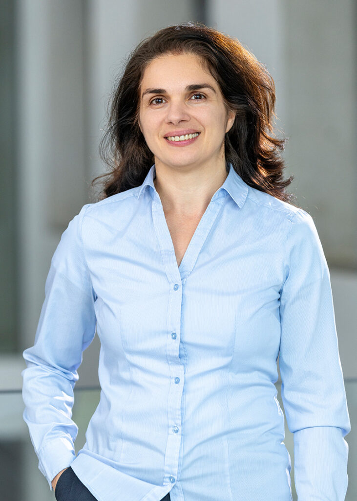 Portrait of Prof Dr Oana Cojocaru-Mirédin