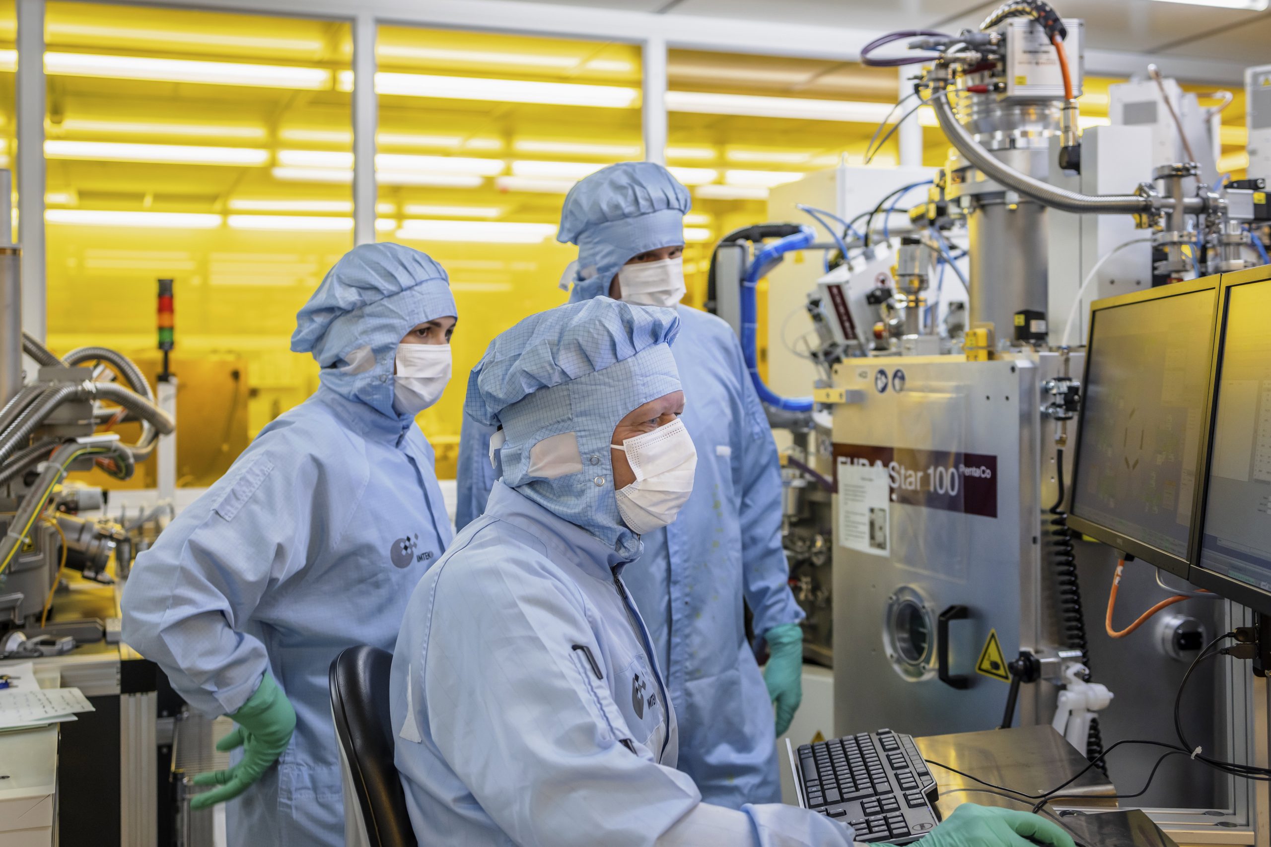 The picture shows laboratory technicians in the clean room at the University of Freiburg.