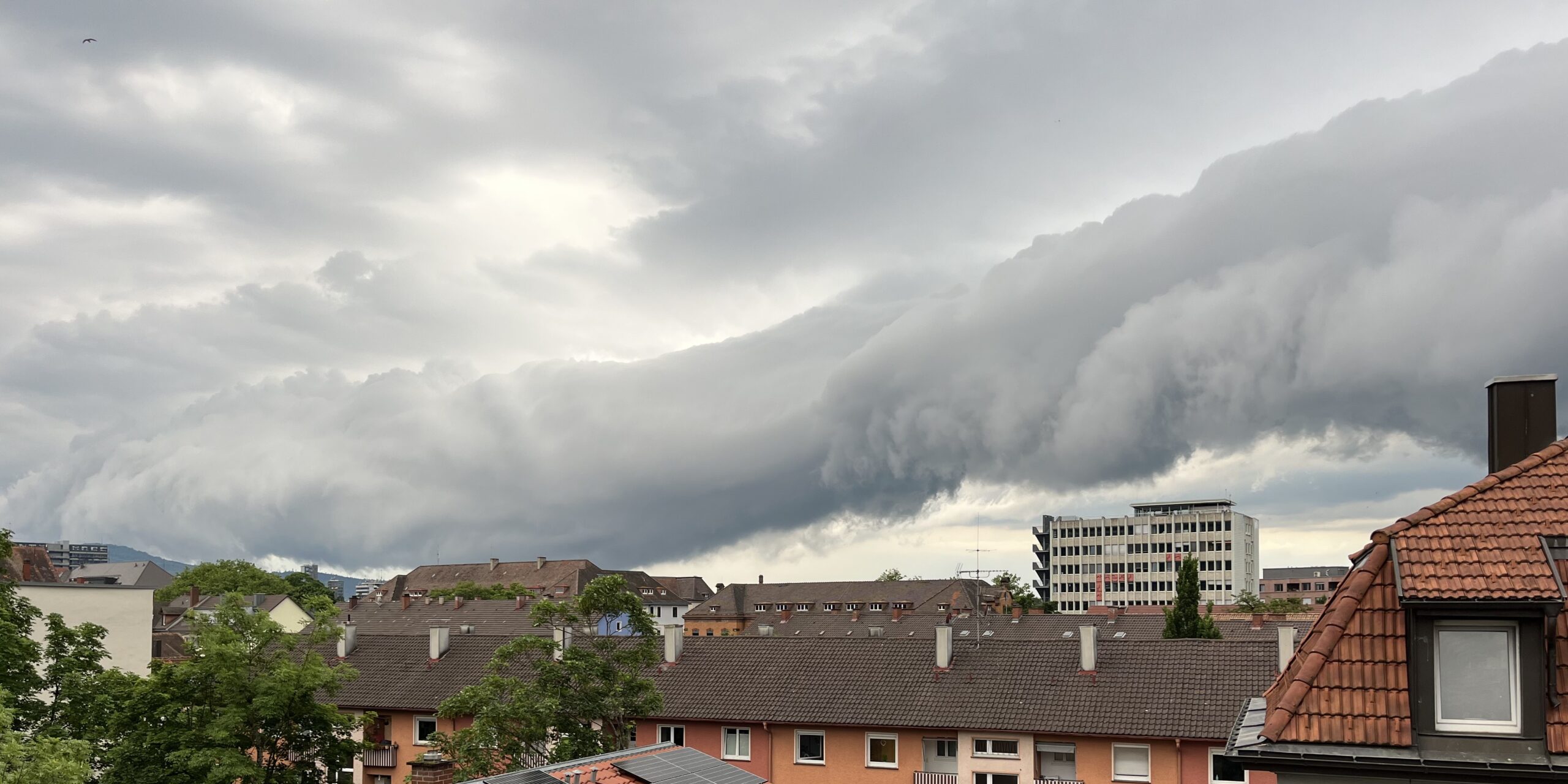 View towards a cloudband rolling over the Building Stefan-Meier-Straße 76.
