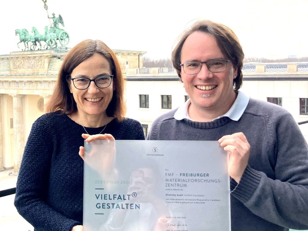 Prof. Dr. Bastian Rapp und Stefanie Kuhl bei der Zertifikatsverleihung am 6. März 2024.