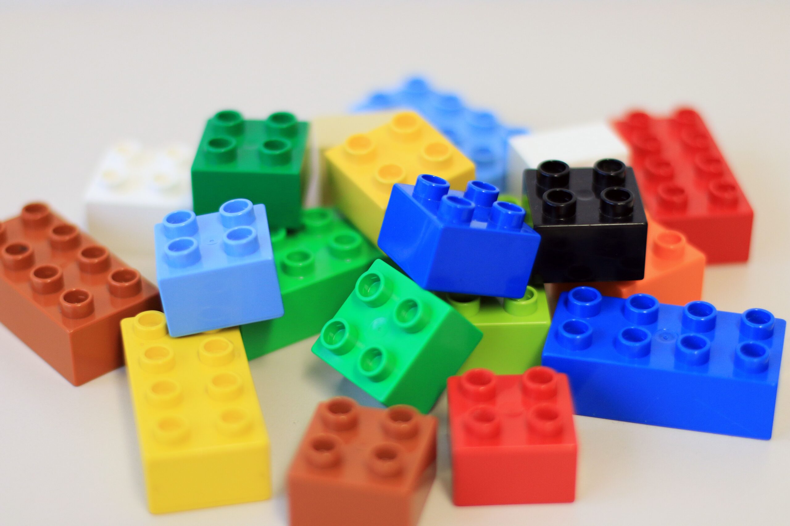 The picture shows colourful lego bricks lying all over the place 