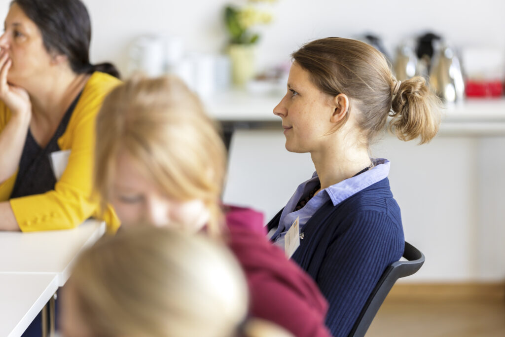 Kleine Gruppe von Wissenschaftlerinnen im Training.