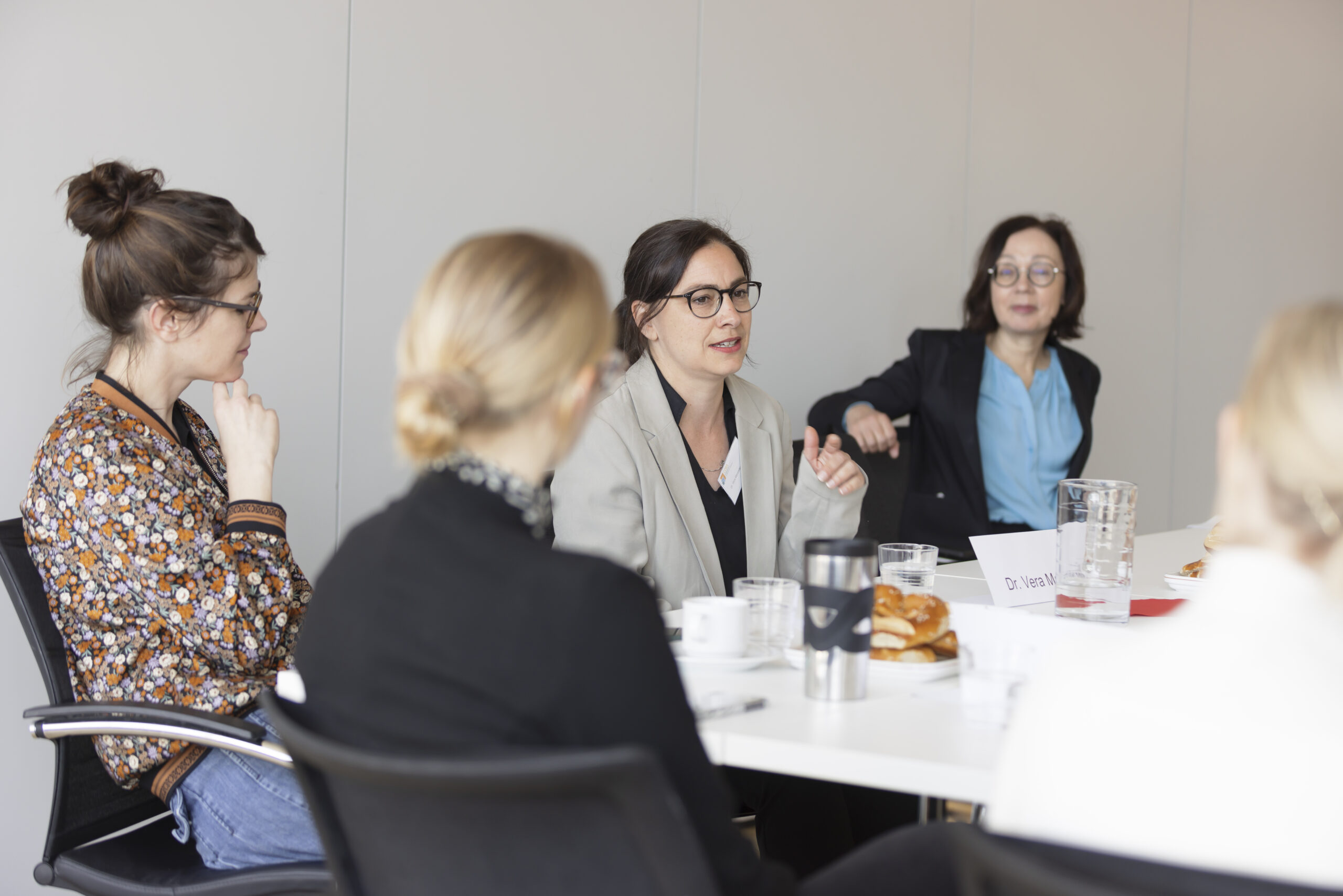 Kleine Gruppe von Wissenschaftlerinnen im Gespräch mit der Prorektorin.