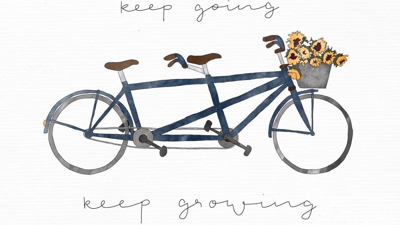 Zeichnung eines blauen Tandems. Am Lenker des Tandems ist ein Fahrradkorb zu sehen, in dem Sonnenblumen verstaut sind. Über beziehungsweise unter der Zeichnung steht: Keep going. Keep growing.