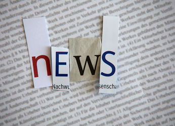 Eine Collage aus ausgeschnitten Buchstaben, die das Wort "news"