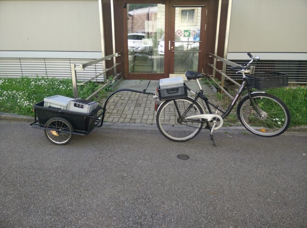 Fahrrad mit Anhänger vor einem Gebäudeeingang