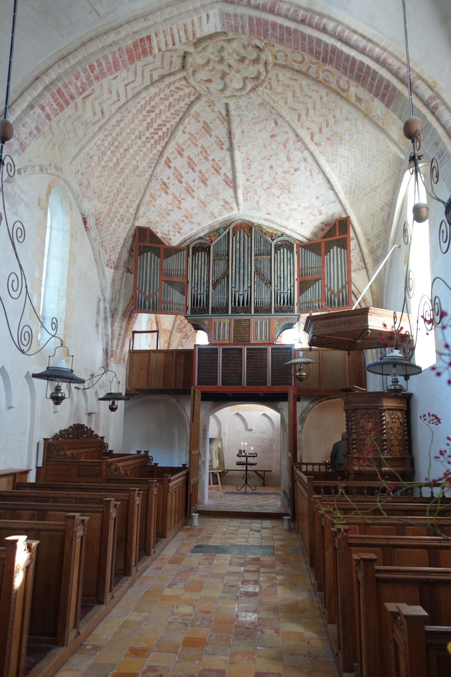Das Bild zeigt die Kirche und die Orgel von Krewerd in den Niederlanden.