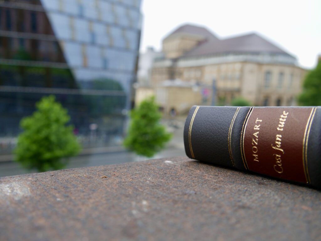 Aussicht vom Kollegiengebäude I auf die Uni-Bibliothek und das Theater Freiburg.