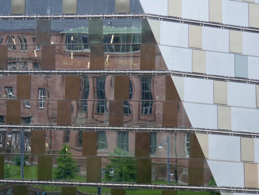 Aussicht vom Kollegiengebäude I auf die Uni-Bibliothek.