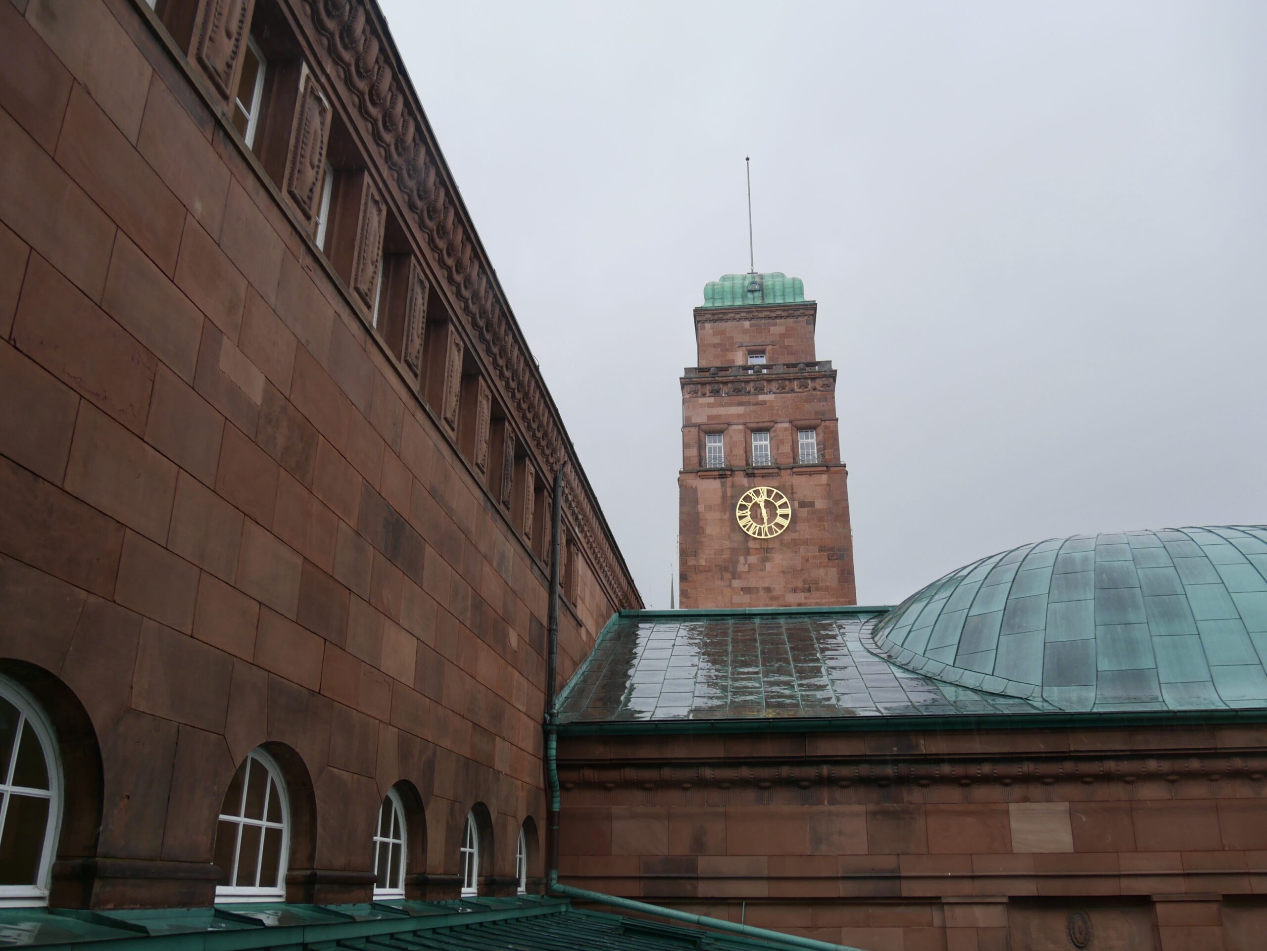 Aussicht vom Kollegiengebäude I über die Süd-Front des Gebäudes hinweg.