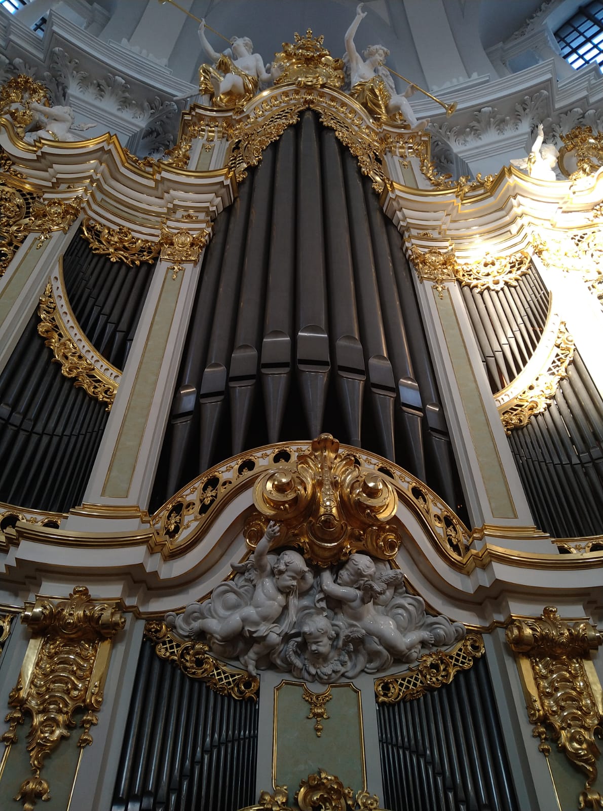 Die Abbildung zeigt die Silbermann-Hildebrandt-Orgel in der Dresdner Hofkirche.