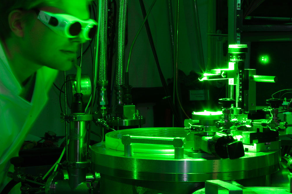 Forscher in einem Laserlabor