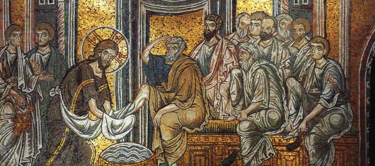 Ein Mosaik, auf dem Jesus beim letzten Abendmahl den Jüngern die Füße wäscht.