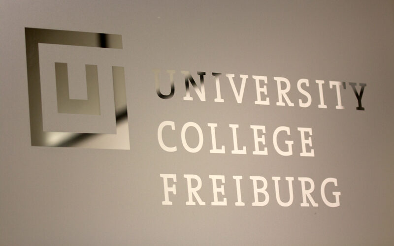Door sign of University College Freiburg.