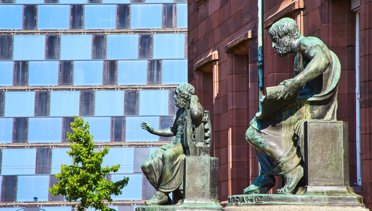 Blick auf zwei Gebäude und zwei Statuen