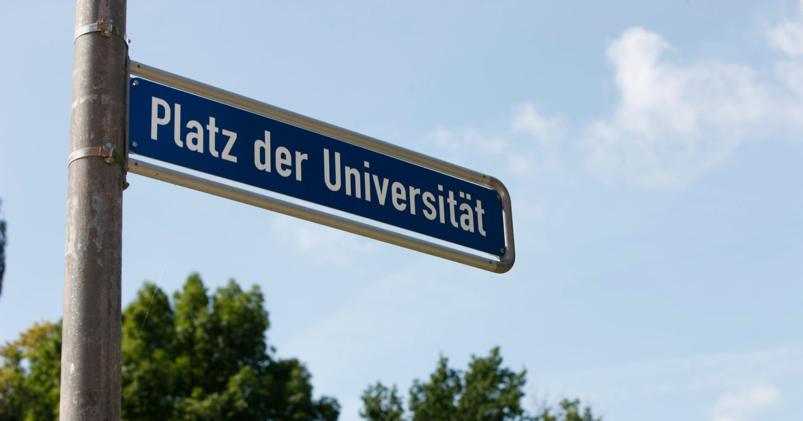Schild “Platz der Universität”