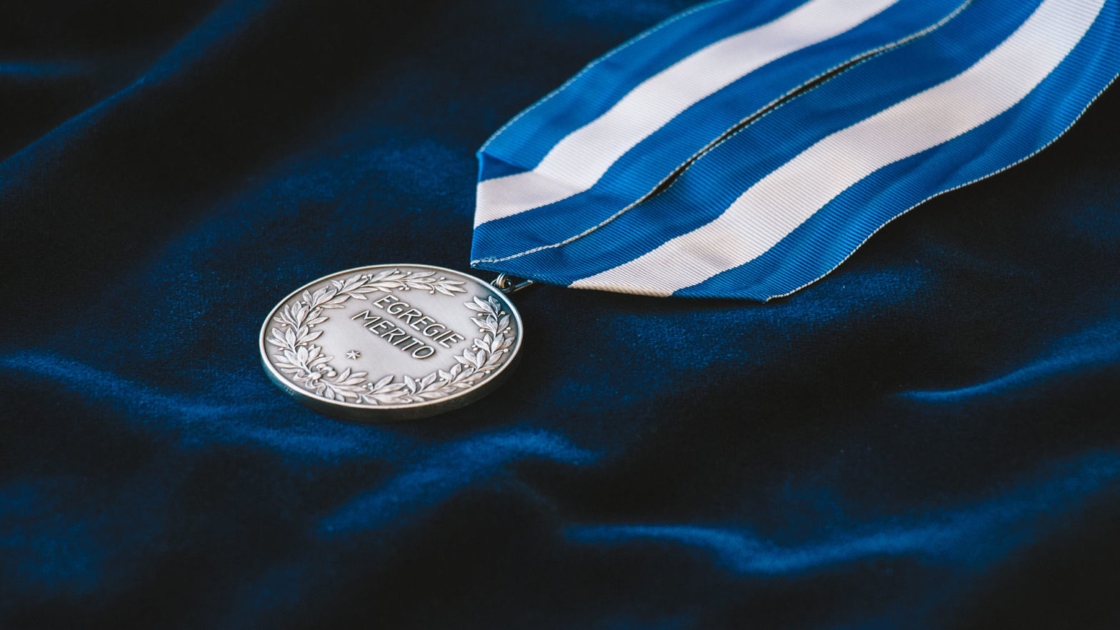 Die Medaille der Ehrensenatorinnen und Ehrensenatoren