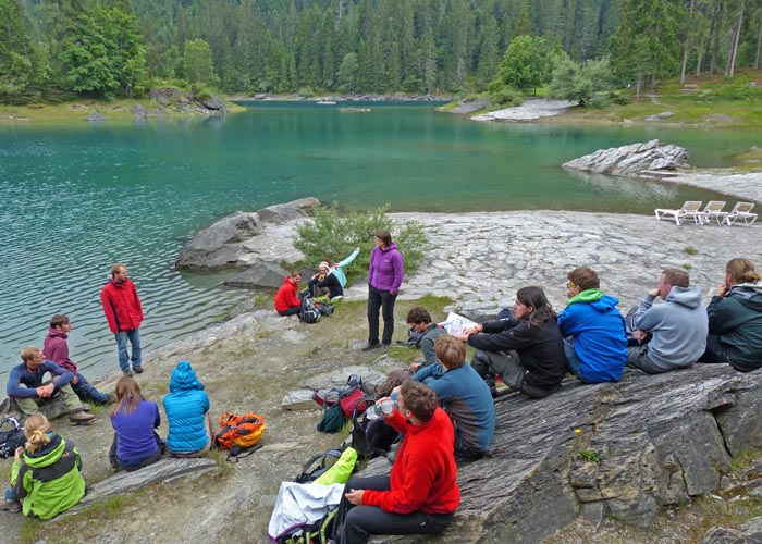 Studierende auf Exkursion am Caumasee