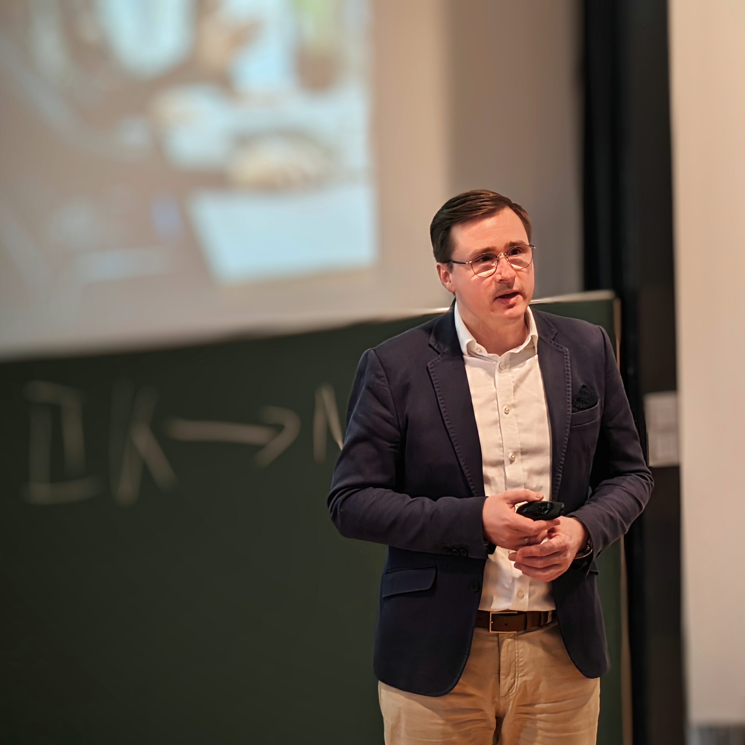 Tobias Kreiter während seines Gastvortrags