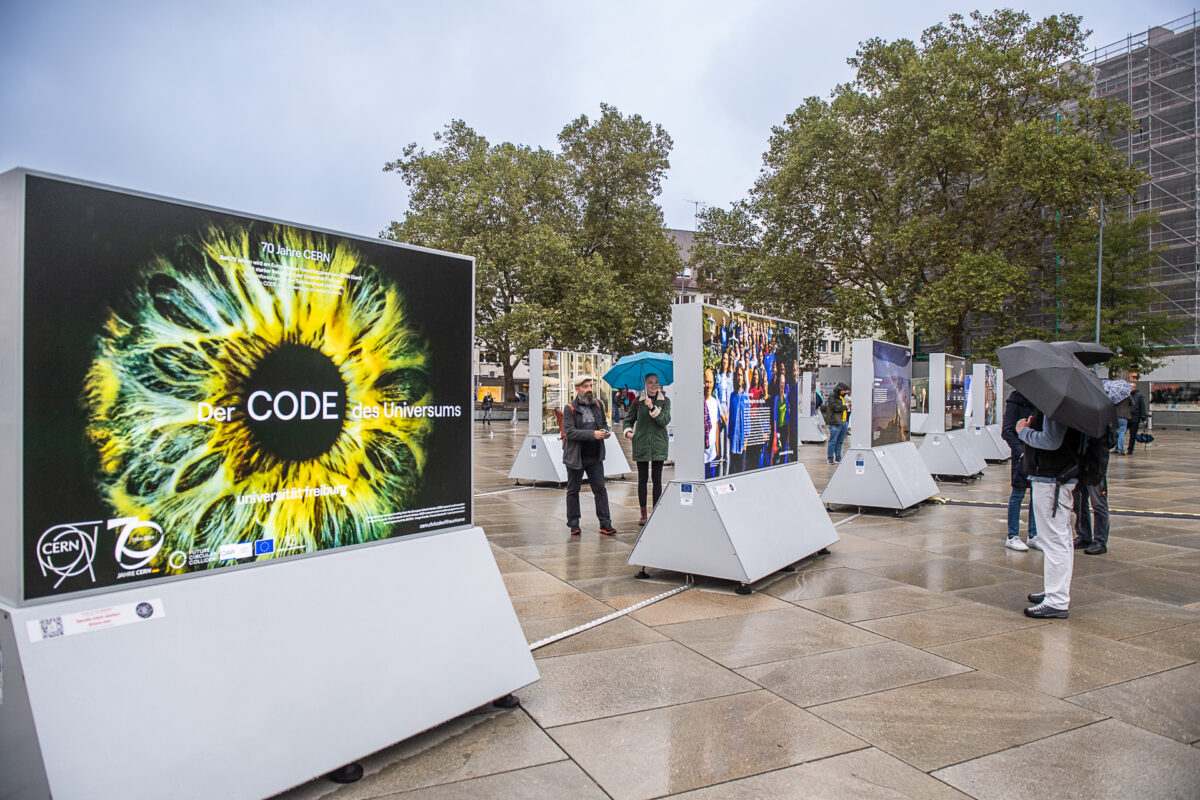 Ausstellung zum CERN auf dem Platz der Alten Synagoge