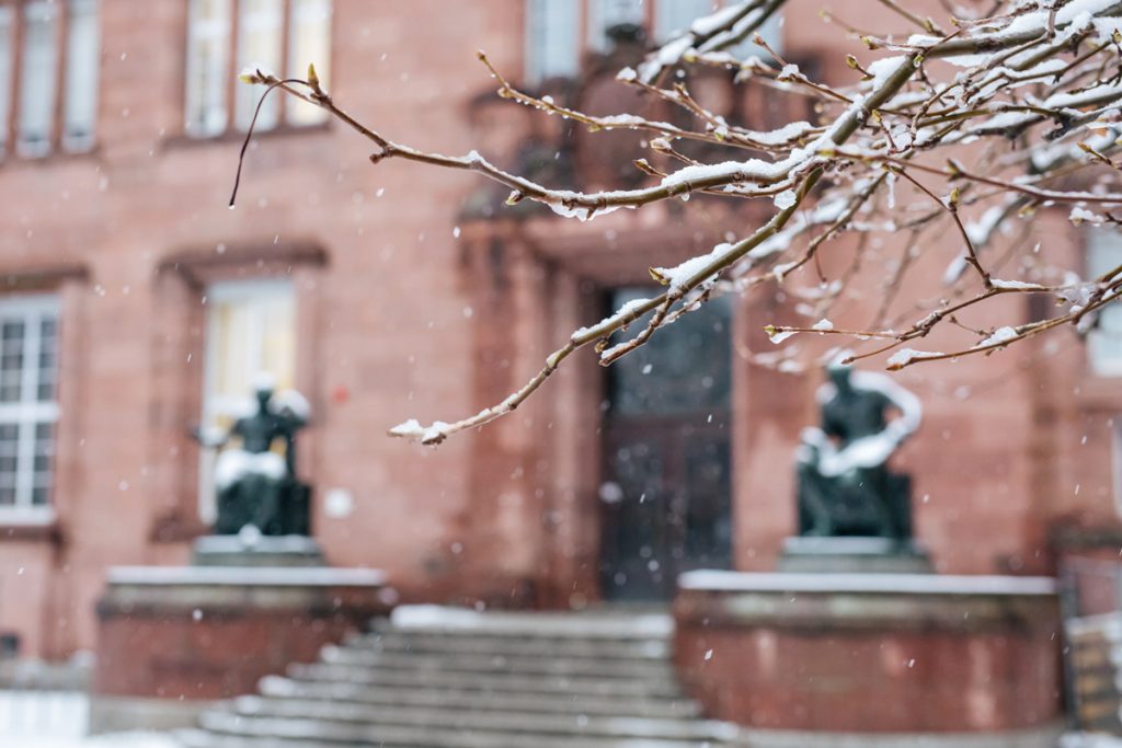 Universitätsgebäude der Uni Freiburg im Schnee