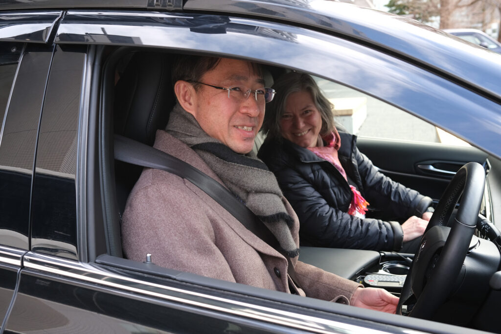 Zwei Personen in einem Auto.