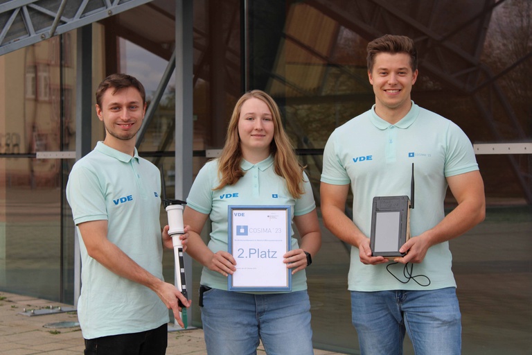 Drei Mitglieder des SolemSense-Team an der Technischen Fakultät präsentieren ihren 2. Platz beim COSIMA Wettbewerb