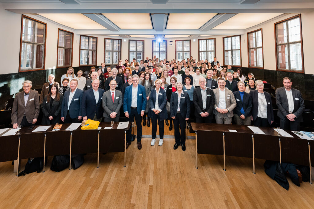 Ein Gruppenfoto mit Studierenden und Professor*innen.