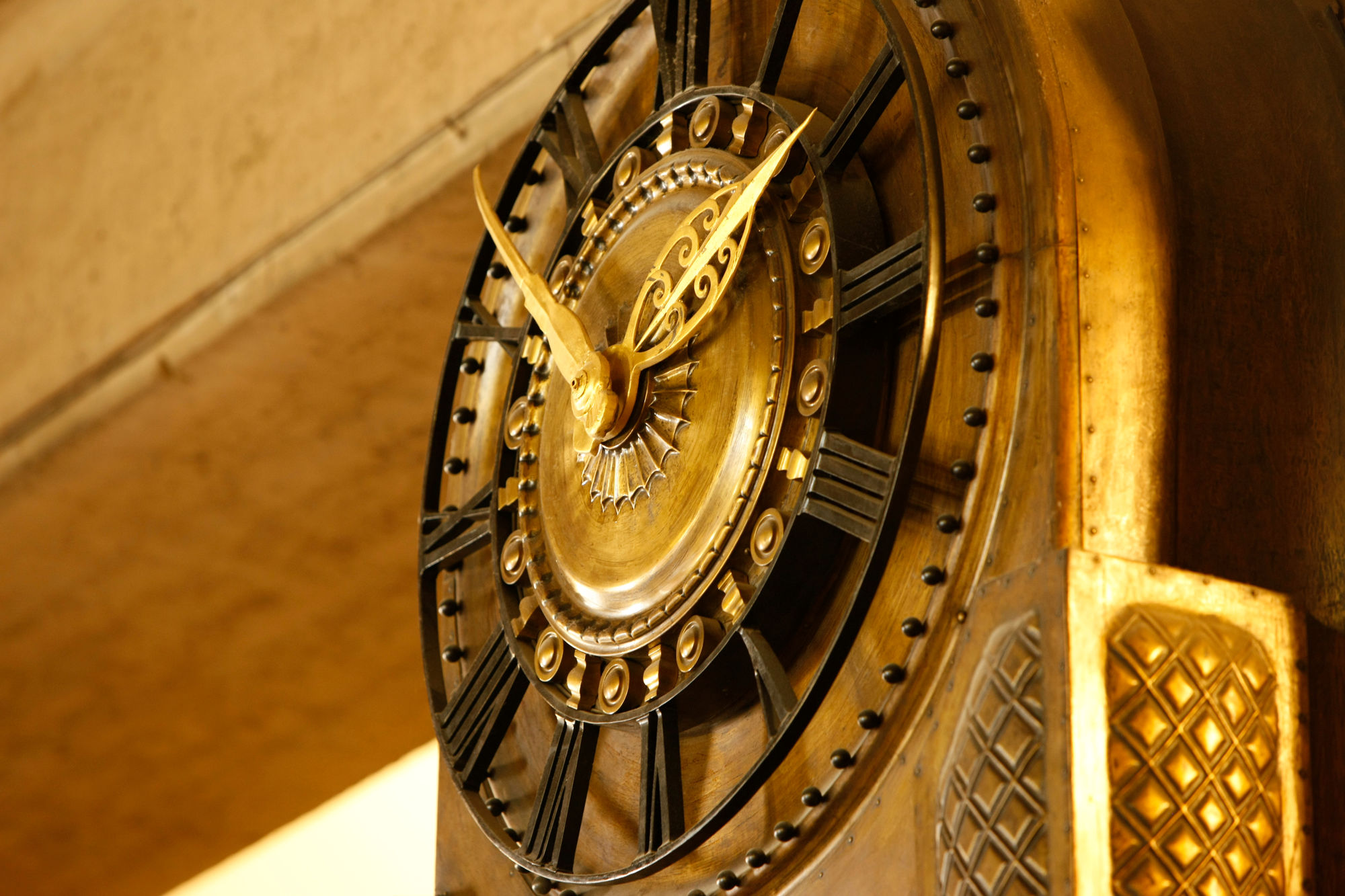 Das Foto zeigt eine Uhr im Kollegiengebäude I der Universität Freiburg, auf der die Zeit angezeigt wird.