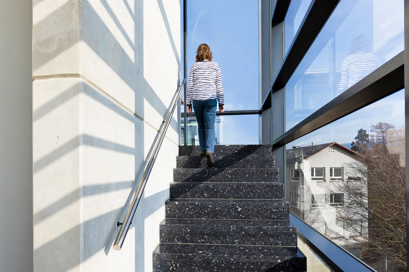 Person beim Treppenaufstieg.