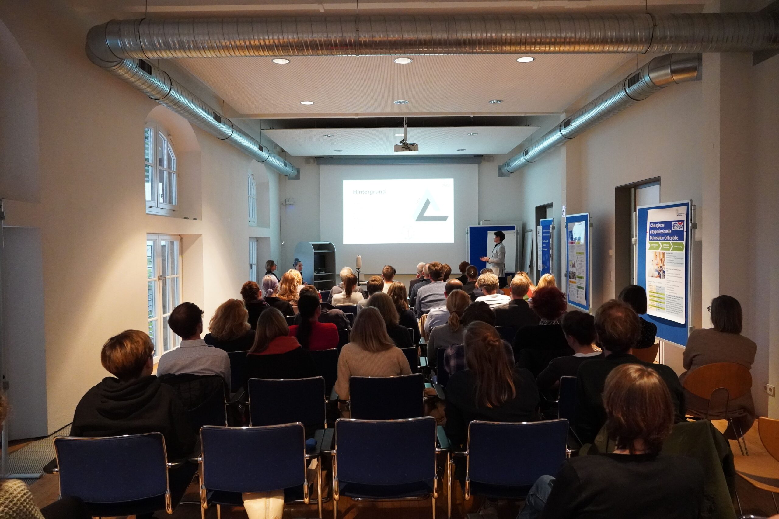 Foto von einem vollen Konferenzraum