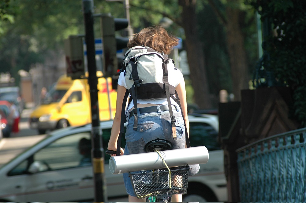 Eine Person auf einem Fahrrad von hinten fotografiert.