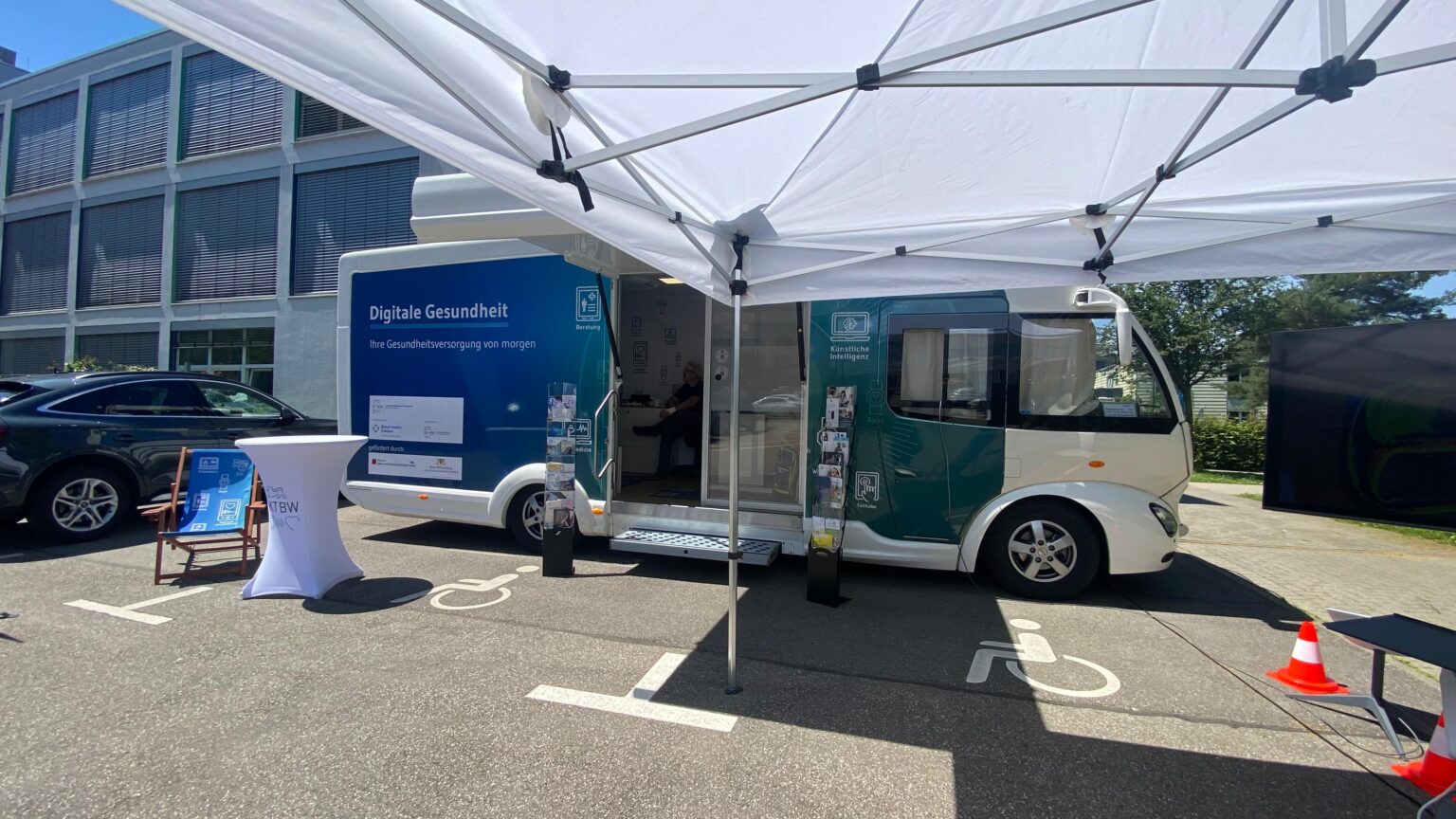 Bild des Digital Health Trucks vor dem Lehrgebäude der Medizinischen Fakultät der Universität Freiburg.