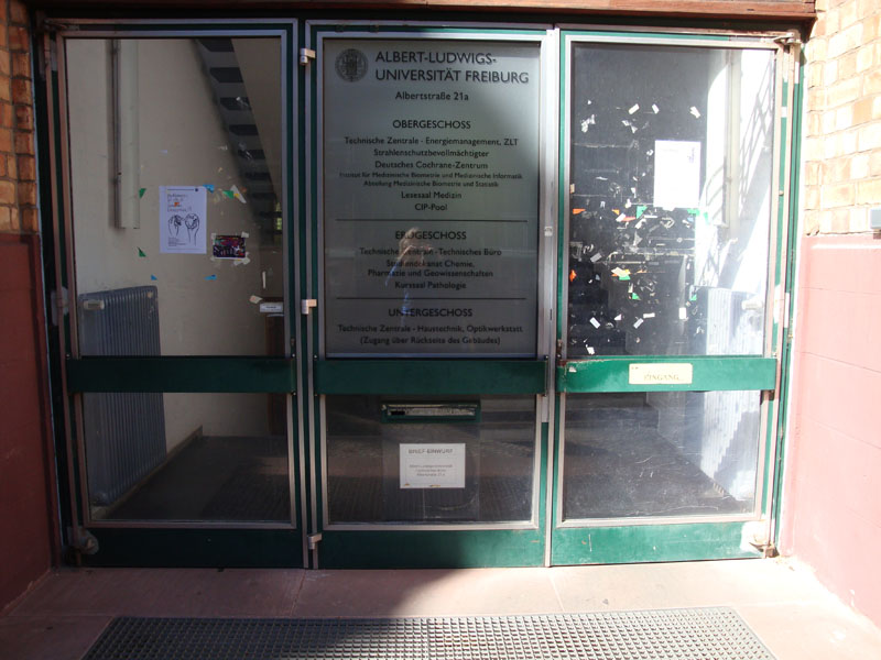 Haupteingang, Albertstraße 21a, rechte Tür