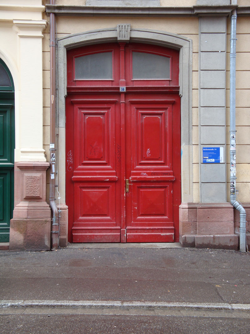 Haupteingang zum Gebäude in der Belfortstraße 14
