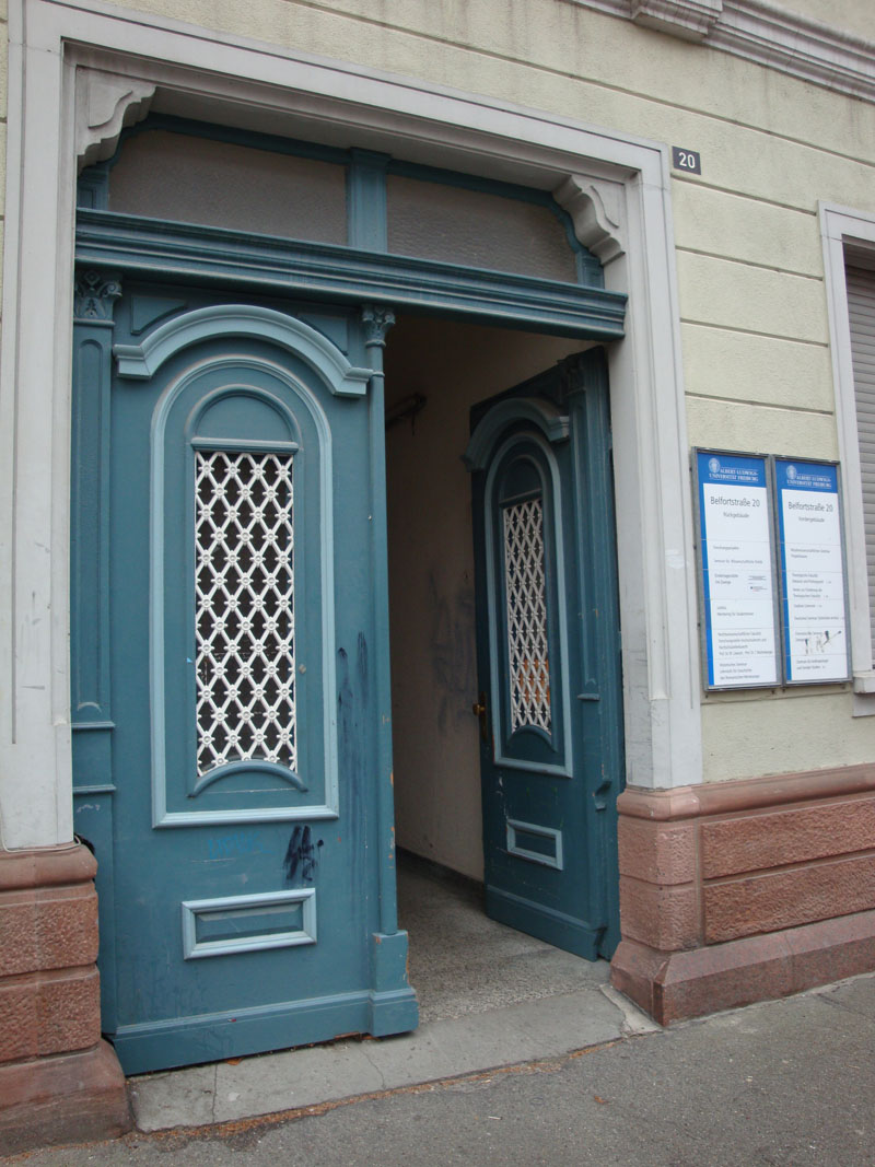 Haupteingang zum Hinterhaus in der Belfortstraße 18
